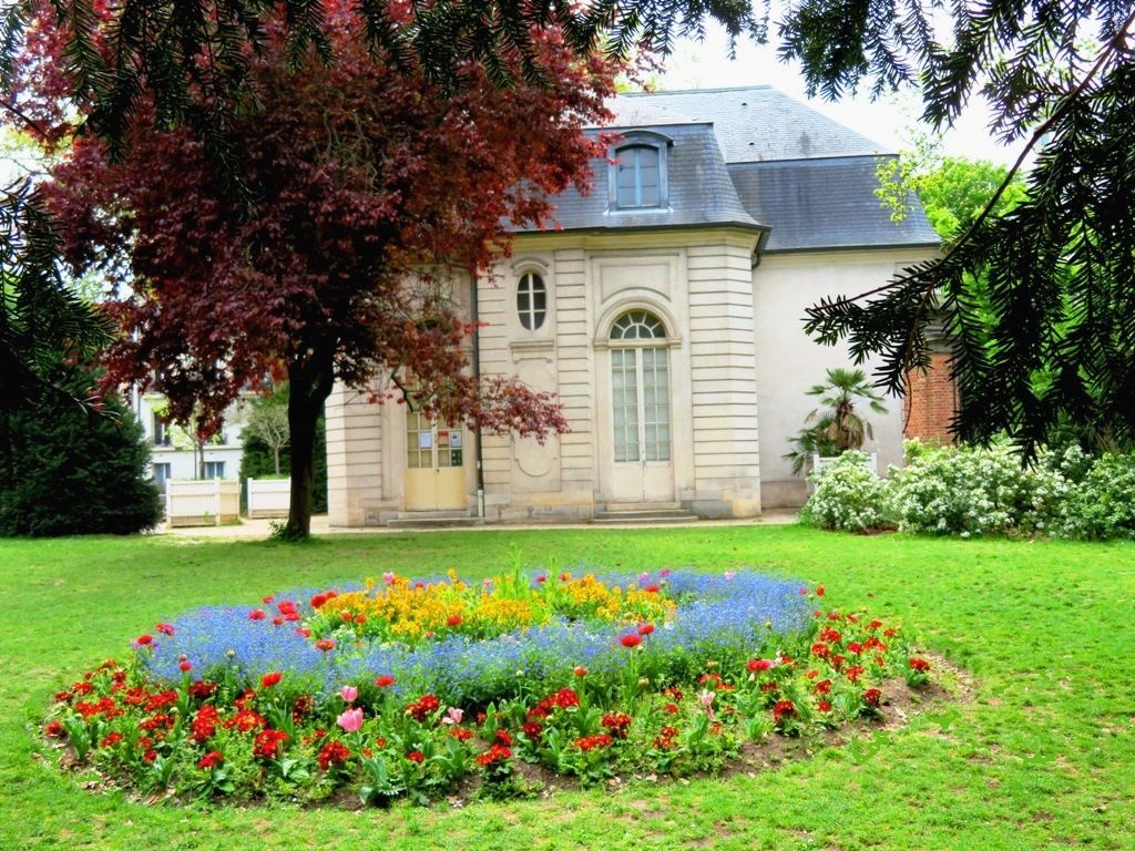 Pavillon de l'Ermitage au printemps
