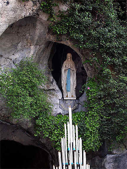 Lourdes, la Vierge