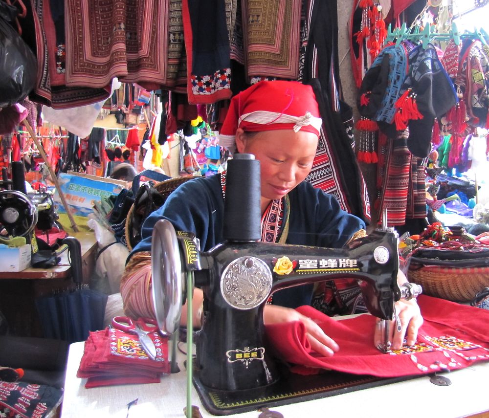 Couturière au marché de Sapa