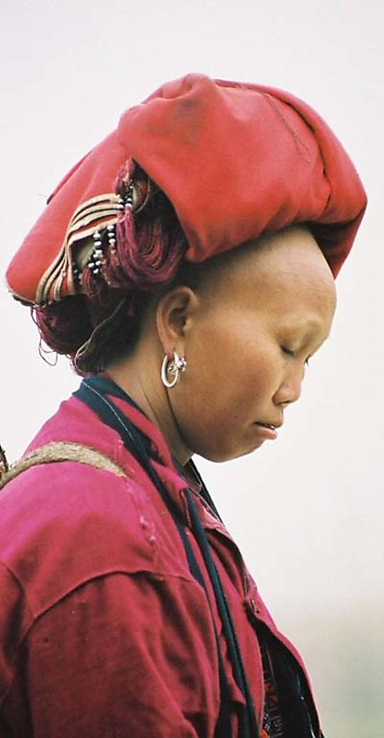 femme tribu dzao rouge