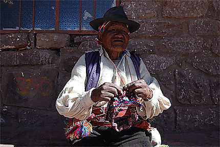 Vieil homme tricotant