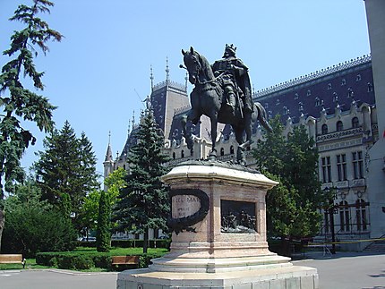 Iasi : bibliothèque, statue de Stefan Cel Mare