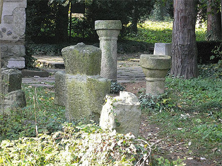 Le cimetière qui entoure l'église de Boyana