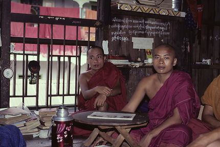 Dans un monastère de Rangoon