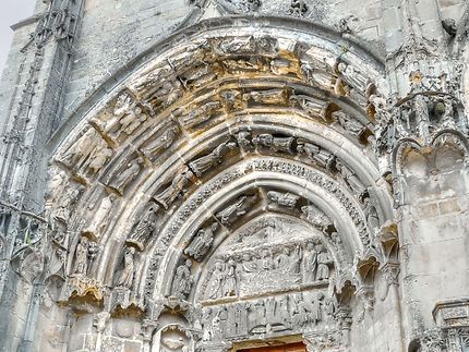 Tympan porte latérale cathédrale St-Jean-Baptiste