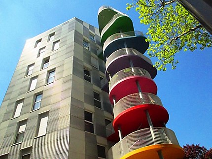 Surprenant immeuble aux balcons colorés