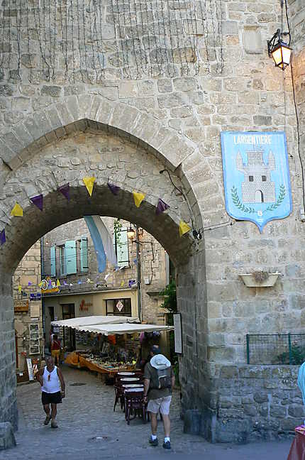 Porte d'entrée dans l'enceinte de la ville