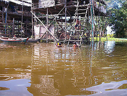 Village sur pilotis sur le Tonlé Sap