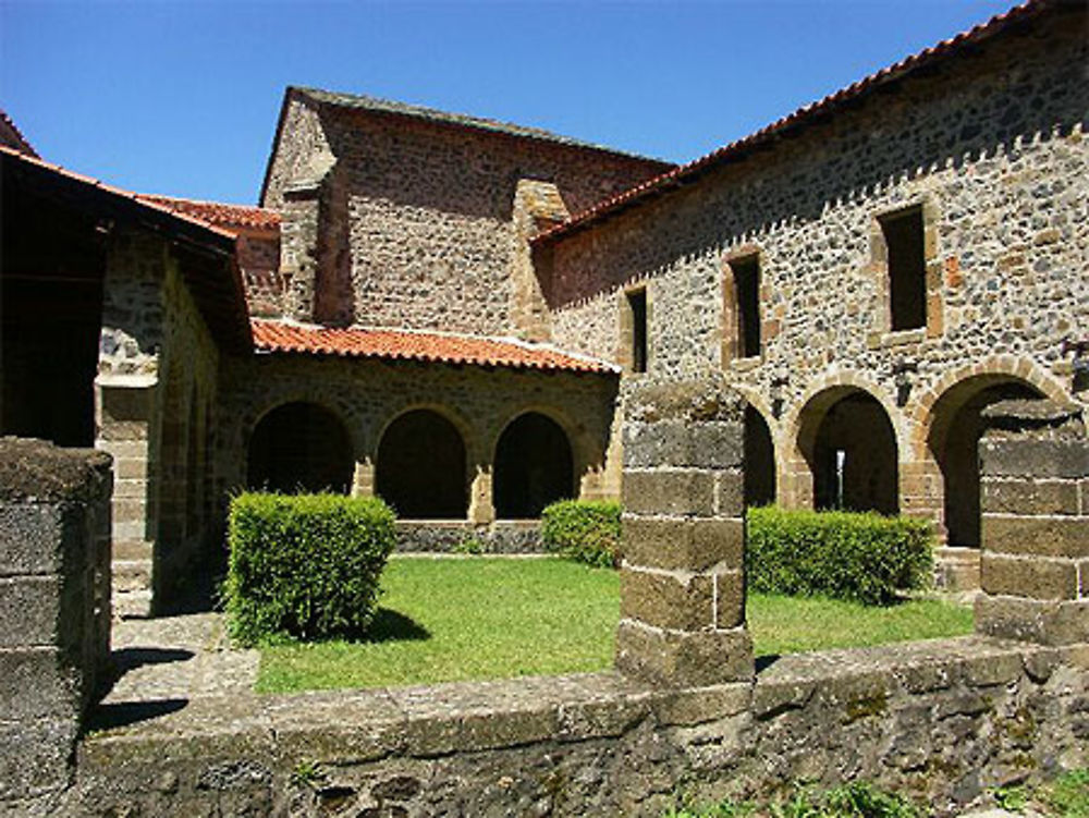 Cloître de l'abbaye de Chanteuges