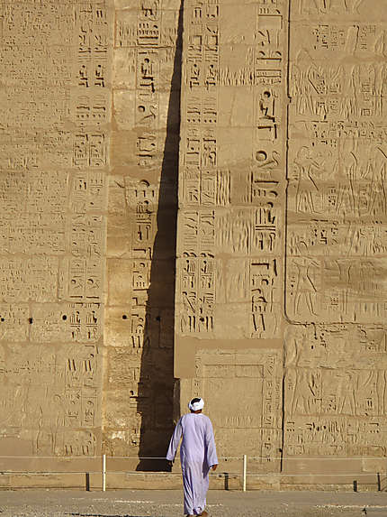 Egyptien marchant vers le temple