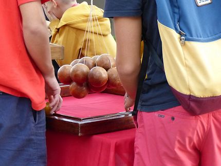 Jeux anciens sur la place principale du Castellet