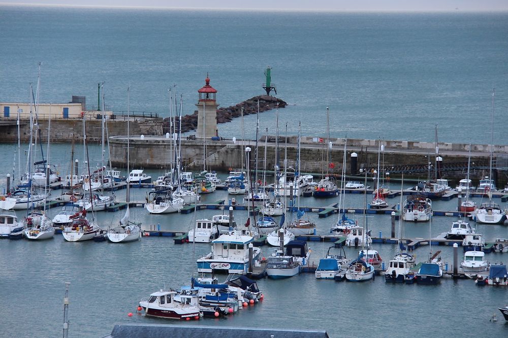 Le jour se lève sur le port