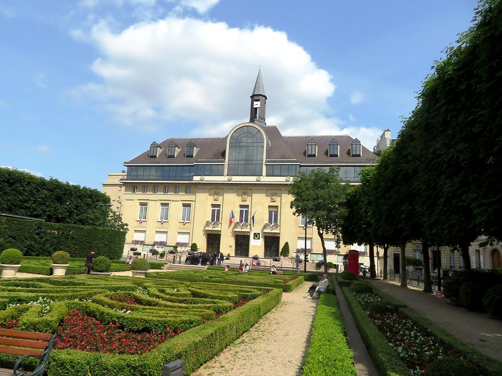 Place Charles Digeon et la Mairie de Saint-Mandé