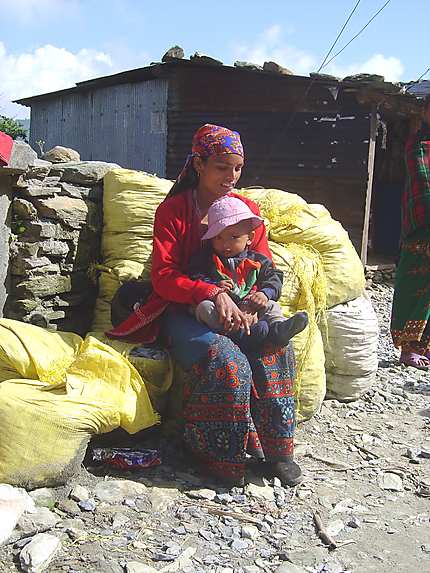 Femme népalaise et son enfant