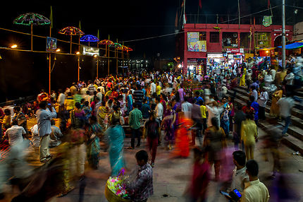 Fête nocturne à Varanasi