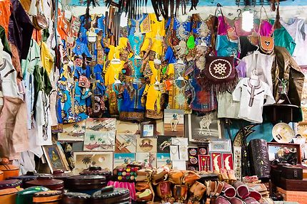 Djanet - Au marché, souvenirs pour les touristes