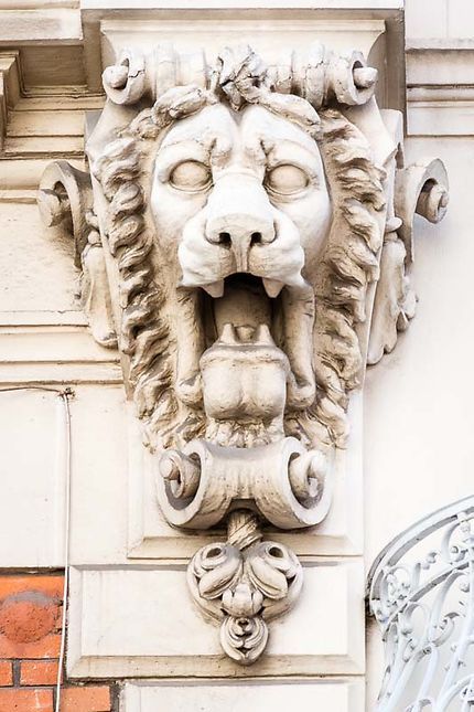St-Etienne, Façade avec lions