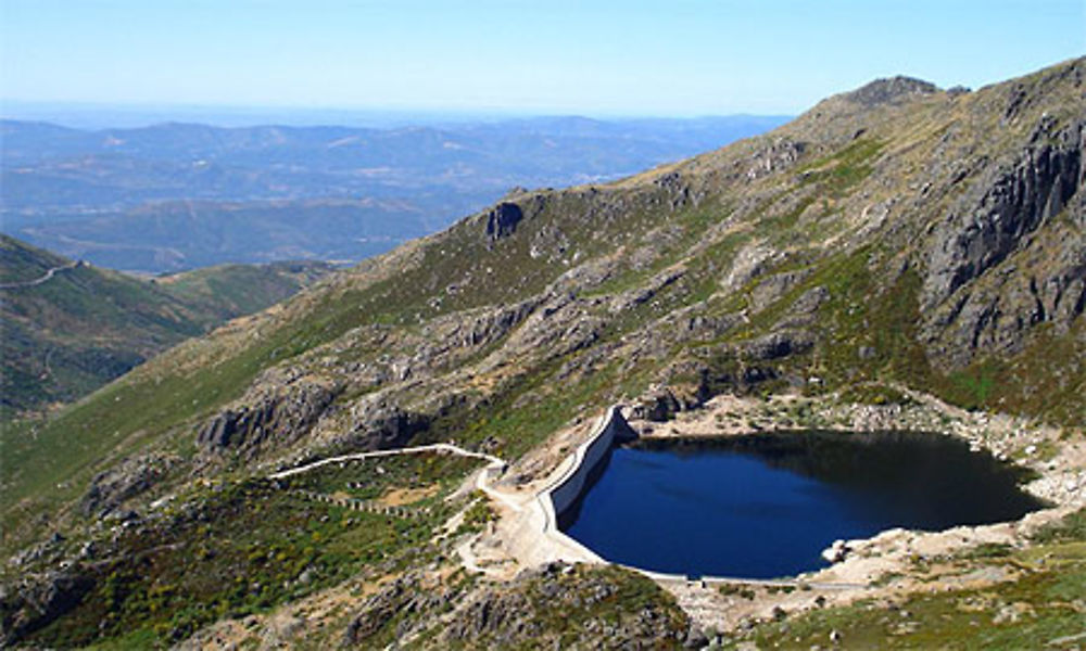 Petit lac dans les montagnes