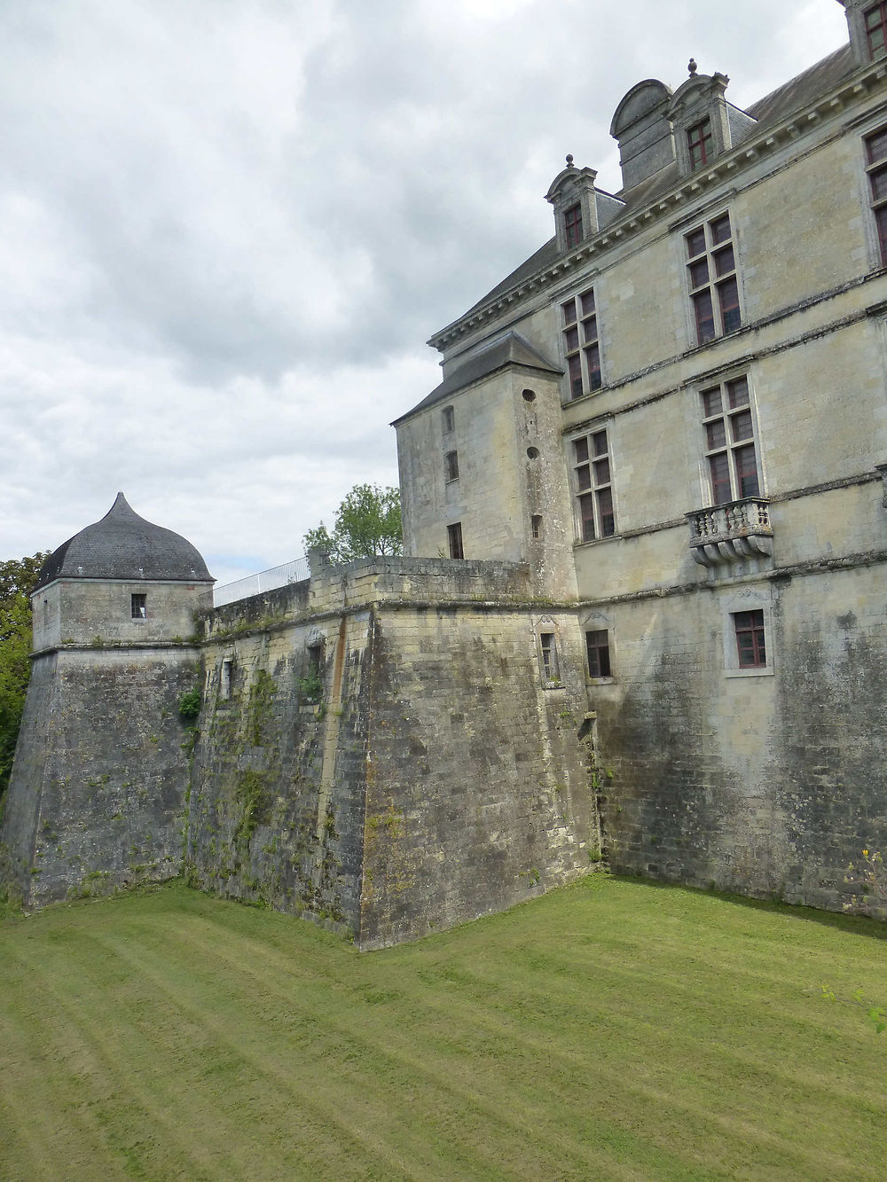 Hauts murs du Château de Cadillac