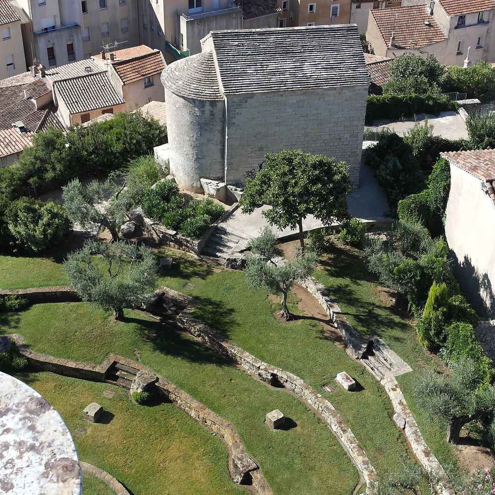 La chapelle et les jardins de la tour