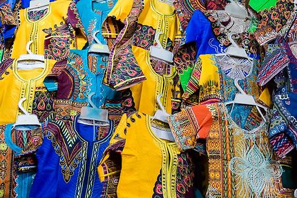 Djanet - Au marché, tenues traditionnelles 