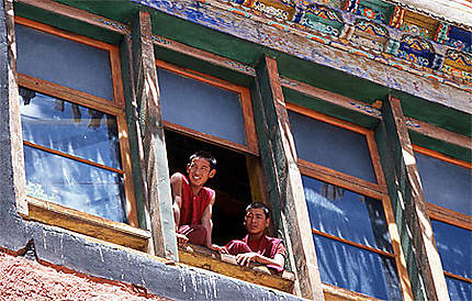 moines à la fenêtre au Monastère de Thiksey