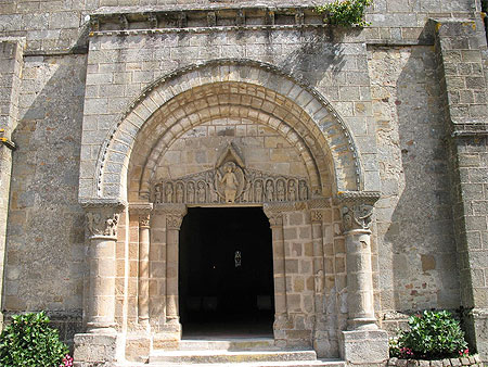 Portail de l'église Saint-Julien Portail de l'église Saint-Julien