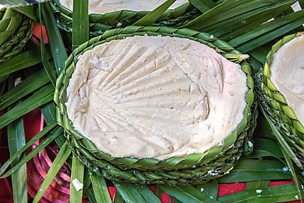 Fromage emballé dans une feuille de palmier