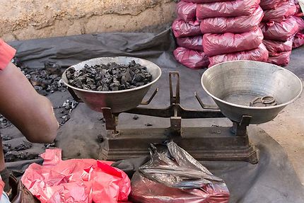 Djanet - Au marché, charbon de bois pour le thé