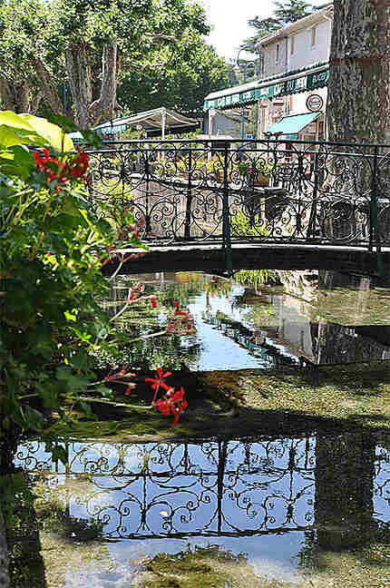 Goudargues, petit pont sur le canal