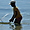 Gamin futur skipper sur la plage de Ramena