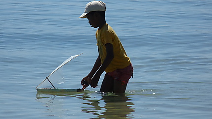Gamin futur skipper sur la plage de Ramena