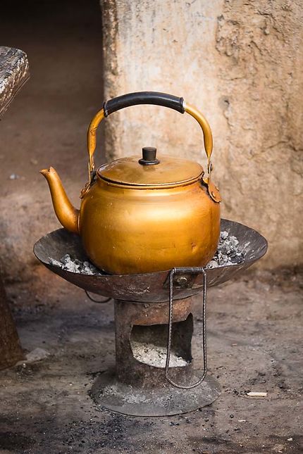 Djanet - Au marché, thé chauffé au charbon de bois