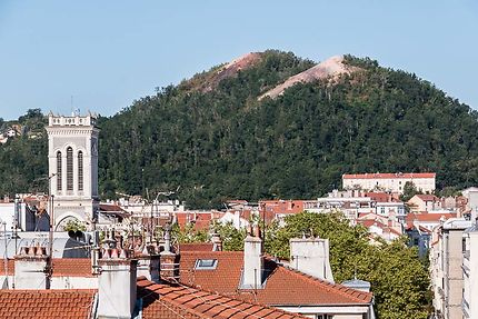 St-Etienne, vue sur le clocher et les crassiers