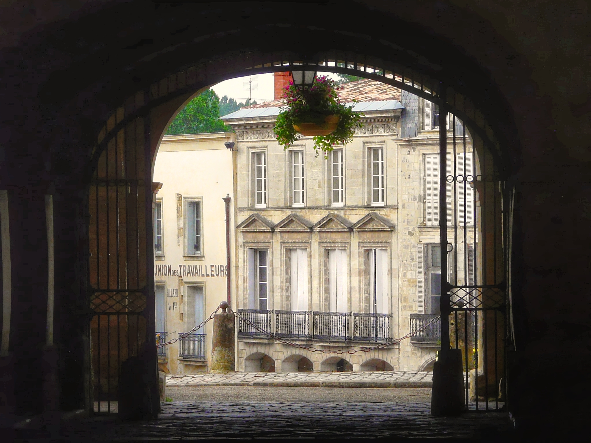 Vue de l'extérieur d'un porche à Bazas Vue de l'extérieur d'un porche à Bazas