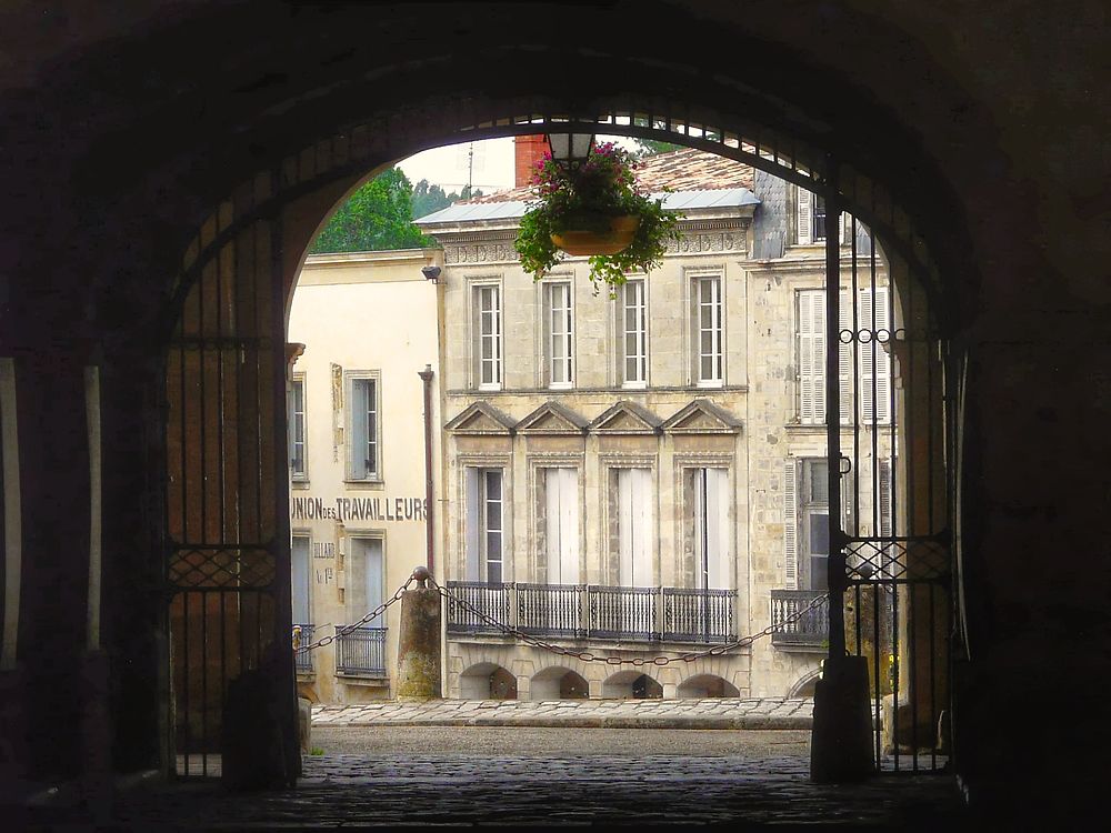 Vue de l'extérieur d'un porche à Bazas