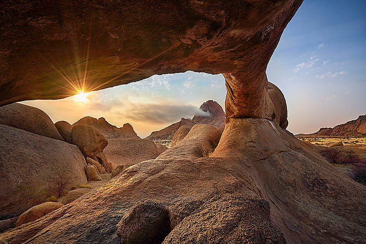 L’Arche du Spitzkoppe au coucher du soleil, dans le désert du Namib, Damaraland, Namibie
