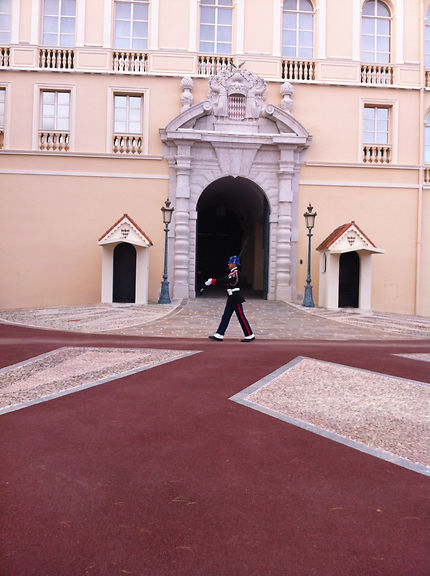 Monaco un palais, au pied un garde