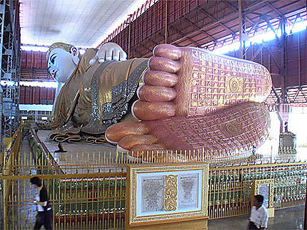 Bouddha géant aux pieds tatoués