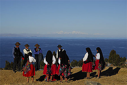 Amantani et au loin la cordillère des Andes