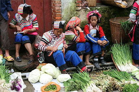 Femmes Yi sur le marché de ShengCun aux environs de YuanYang (Yunnan) Femmes Yi sur le marché de ShengCun aux environs de YuanYang (Yunnan)