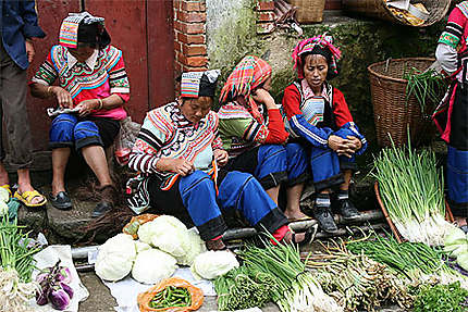 Femmes Yi sur le marché de ShengCun aux environs de YuanYang (Yunnan)