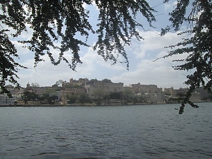Vue du palais depuis le lac Pichola