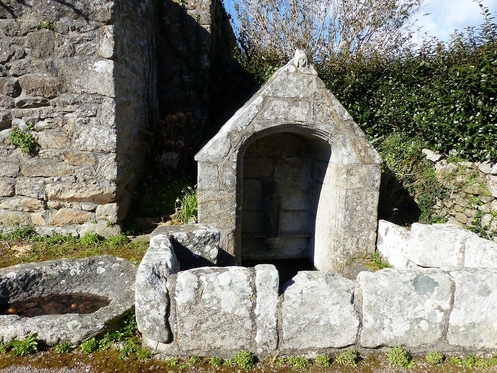 Fontaine jouxtant La Chapelle Saint Tugen 1535