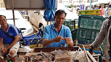Bijoutier au marché de Vientiane 