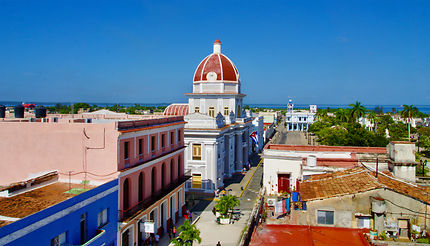 Vue sur la mairie à Cienfuegos