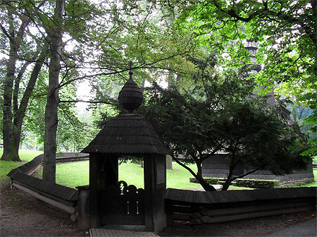 Eglise en bois : l'enclos Eglise en bois : l'enclos