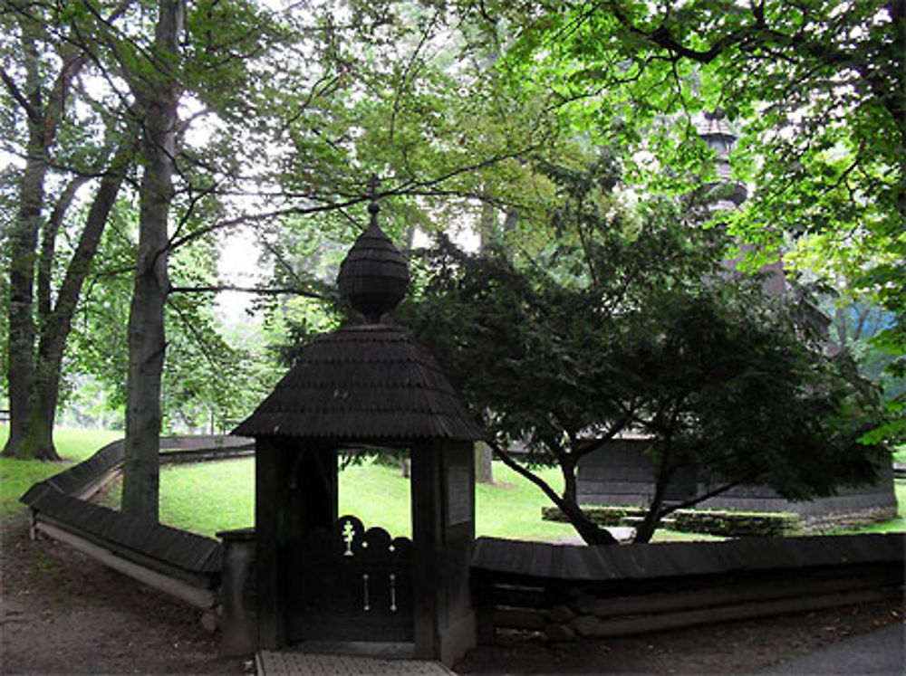 Eglise en bois : l'enclos