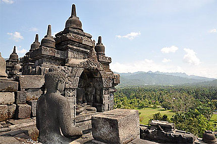 Bouddha comtemplant la plaine de Borobudur