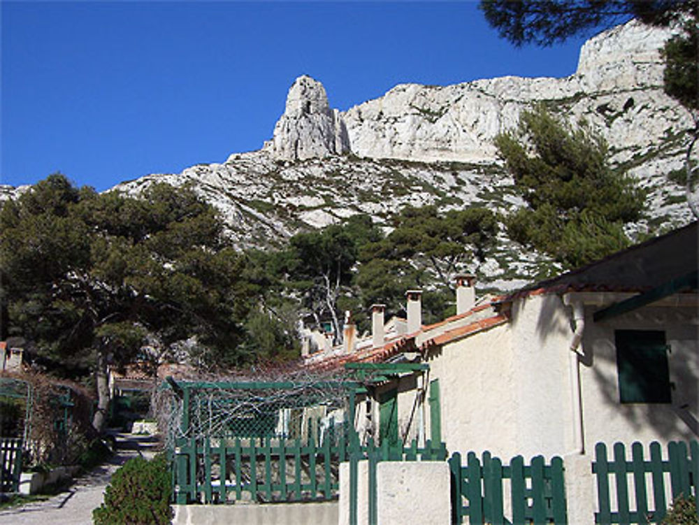 Les cabanons et l'Aiguille de Sormiou